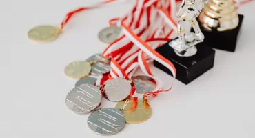 Jak wybrać idealne medale grawerowane na każdą okazję