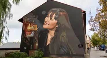 Basia Trzetrzelewska: mural w Jaworznie z jej wizerunkiem doczekał się tabliczki z podpisem