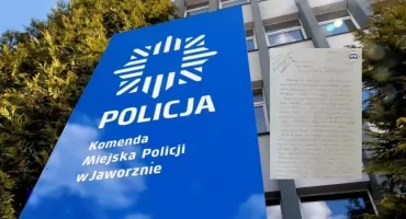 Mieszkanka Jaworzna odzyskała zgubioną torebkę. Podziękowała policjantom