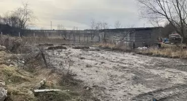 Zalana ściekami działka w Jeleniu. Sprawa trafiła do prokuratury