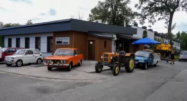 Klimat PRL w Mega Jaworzno. Maluch, Polonez, motorynki i wodzianka