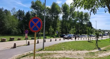 Sosina: Położyli kłody i zarobili więcej z opłat za parking. Mieszkańcy: Przyjeżdżamy na krótko, pospacerować. Nie chcemy płacić