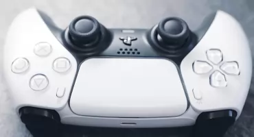 Najlepsze gry na PS5 w 2026 roku. Po jakie tytuły warto sięgnąć?