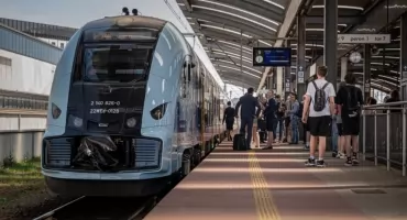 Wszystkie łapki na pokład! Coraz więcej pasażerów Kolei Śląskich podróżuje ze zwierzętami