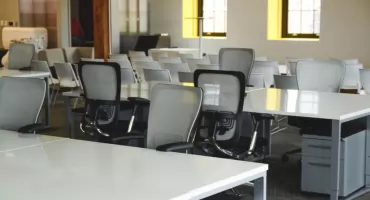 Sprzątanie open space – jak skutecznie utrzymać czystość w otwartej przestrzeni biurowej