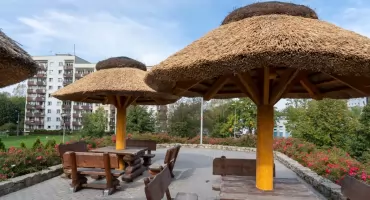 Słomiane parasole wróciły na Podłęże. Skwer odzyskał swój wygląd