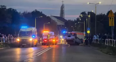 Samochód dachował w Podłężu. Droga została zablokowana