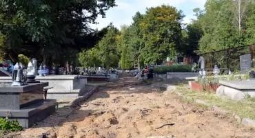 Trwa remont na cmentarzu w Szczakowej. Prace mają zakończyć się przed 1 listopada
