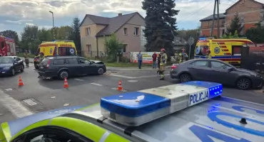 Kolizja dwóch aut na skrzyżowaniu w Jaworznie. Droga zablokowana