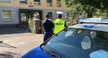 Wzmożone patrole policji przy szkołach w Jaworznie. To reakcja na ostatnie ataki