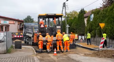 Kolejne fragmenty ul. Szczakowskiej z asfaltem