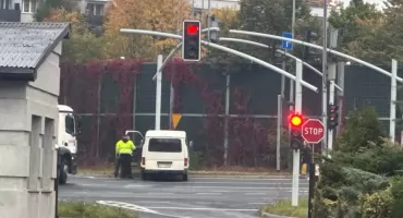 Kierowca uderzył w słup sygnalizacji świetlnej na Osiedlu Stałym