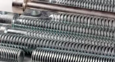 Pręty gwintowane DIN 976 na wymiar – kiedy warto zamawiać je u producenta?