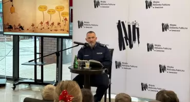 Komendant policji odwiedził przedszkolaki w bibliotece