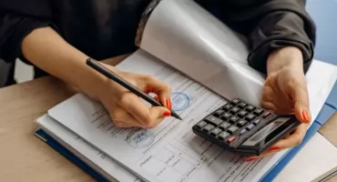 Kontrahent nie płaci faktury – jak skutecznie odzyskać należność?