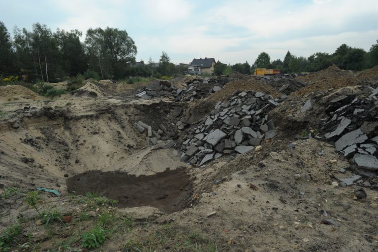 Jeleń Łeg- mieszkańców niepokoi składowisko starego asfaltu