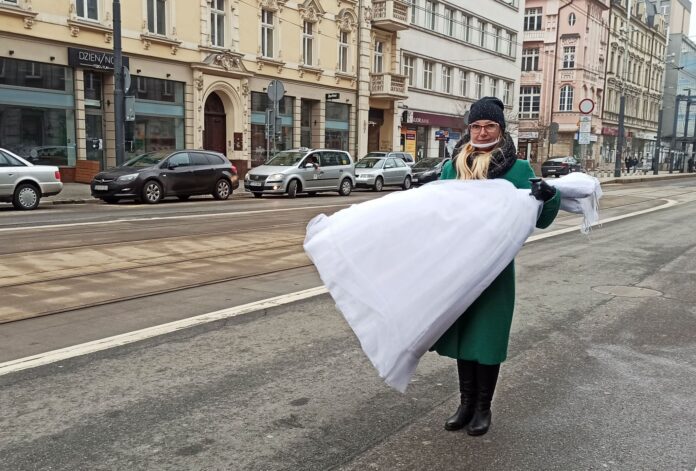 Anna Pycia na ulicy w Katowicach podczas protestu branży weselnej. Foto. Agnieszka Kucjas-Karkoszka