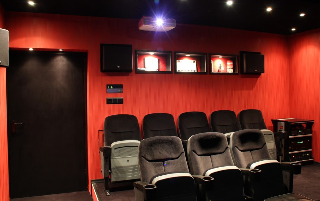 jak urządzić prywatny pokój kinowy
